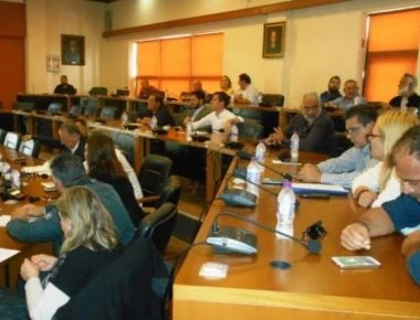 Χαμός στο δημοτικό συμβούλιο στον Βόλο: «Καραγκιόζη», «μπαχαλάκια» «μπαγλαμά» και… άλλα «γαλλικά»